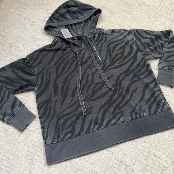Jane & Delancey pullover hoodie, gray and black, New with tags, Size Small - Picture 7 of 16